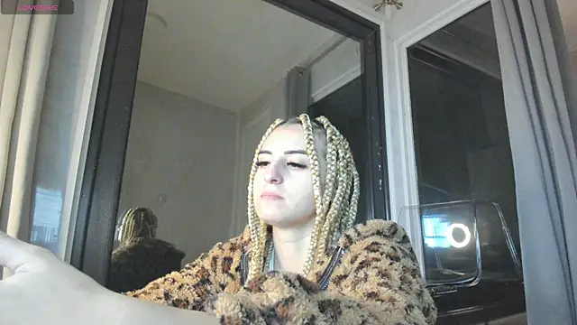 Ella Vee online show from 26, 10, 2025