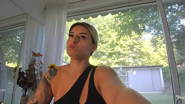 Snapshot of Ella_Vee chatting on 10, 7, 2026 Ella Vee online show from 10, 7, 2026