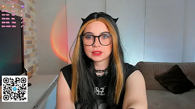 Snapshot of EvaBlimey chatting on 24, 9, 2025 EvaBlimey online show from 24, 9, 2025