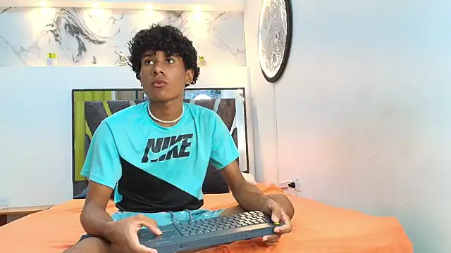 Snapshot of LONDON_BOYS1 chatting on 15, 10, 2025 LONDON BOYS1 online show from 15, 10, 2025