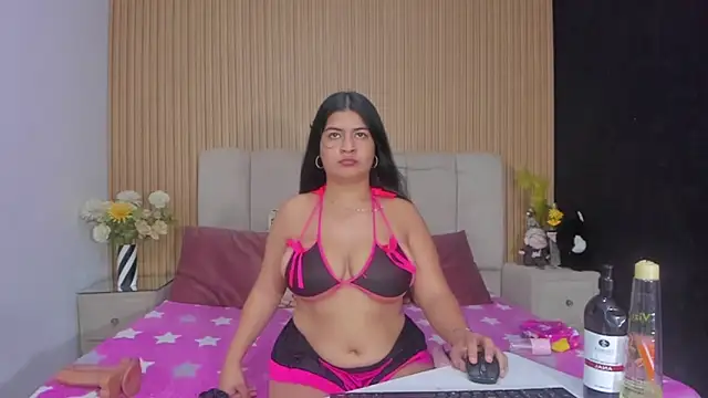 Snapshot of ZoeeGuzman chatting on 12, 11, 2025 ZoeeGuzman online show from 12, 11, 2025