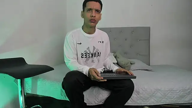 Snapshot of twinkDuohot chatting on 3, 11, 2025 twinkDuohot online show from 3, 11, 2025