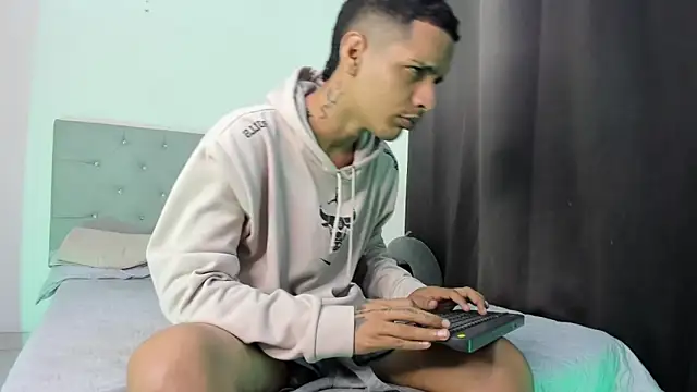 Snapshot of twinkDuohot chatting on 24, 11, 2025 twinkDuohot online show from 24, 11, 2025