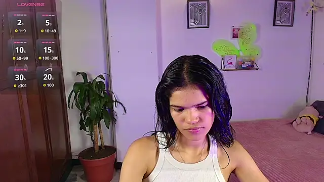 Snapshot of emycarver09 chatting on 2, 11, 2025 emycarver09 online show from 2, 11, 2025