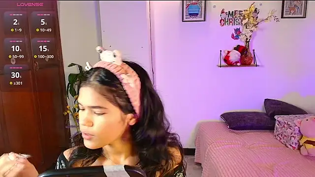 Snapshot of emycarver09 chatting on 24, 11, 2025 emycarver09 online show from 24, 11, 2025