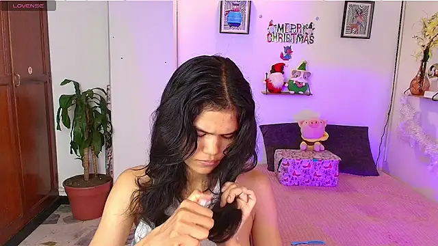 Snapshot of emycarver09 chatting on 5, 12, 2025 emycarver09 online show from 5, 12, 2025