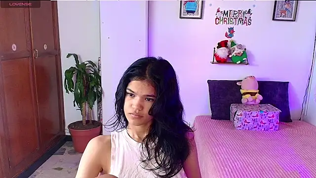 Snapshot of emycarver09 chatting on 14, 12, 2025 emycarver09 online show from 14, 12, 2025