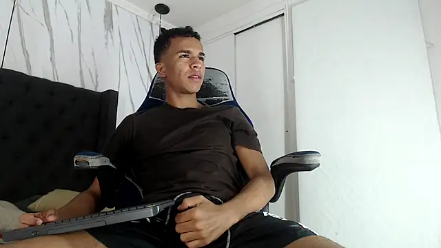 Snapshot of aston_xvera chatting on 4, 10, 2025 aston xvera online show from 4, 10, 2025