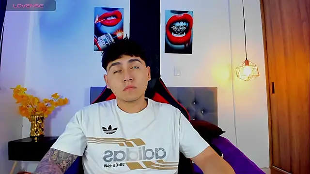 Snapshot of Nicolas_James_Sc chatting on 4, 11, 2025 Nicolas James Sc online show from 4, 11, 2025