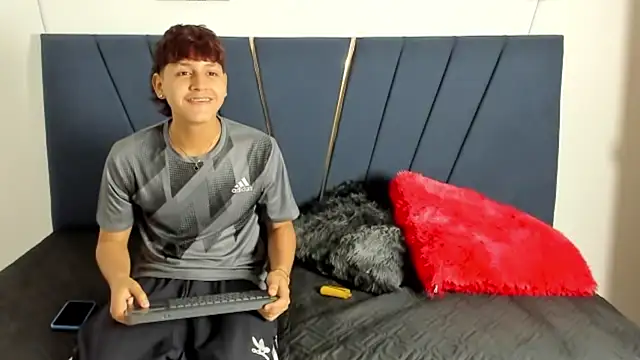 Snapshot of zeusapollofuck chatting on 12, 9, 2025 zeusapollofuck online show from 12, 9, 2025