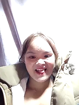 Snapshot of xinhxinhcute chatting on 4, 12, 2025 xinhxinhcute online show from 4, 12, 2025