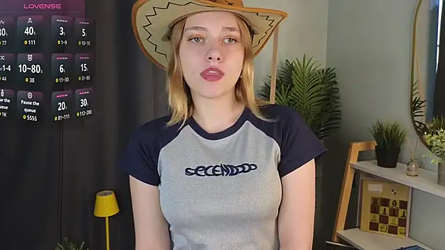 HollieCollelo online show from 17, 10, 2025