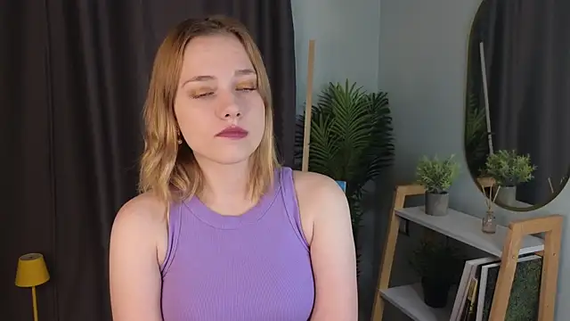 HollieCollelo online show from 22, 10, 2025