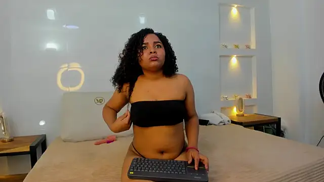 Snapshot of lyana_cowel chatting on 14, 10, 2025 lyana cowel online show from 14, 10, 2025