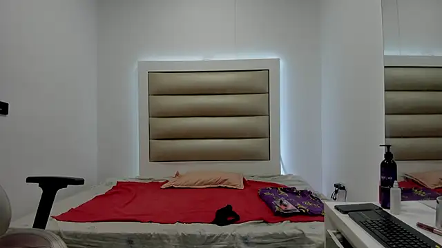 Snapshot of Luna_and_lindsy chatting on 24, 11, 2025 Luna and lindsy online show from 24, 11, 2025