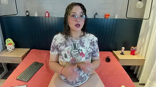 Snapshot of tara_black chatting on 10, 10, 2025 tara black online show from 10, 10, 2025