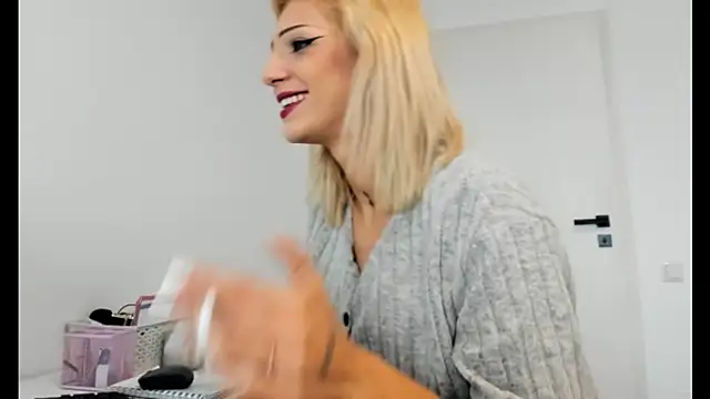 Snapshot of crystalxx18 chatting on 6, 10, 2025 crystalxx18 online show from 6, 10, 2025