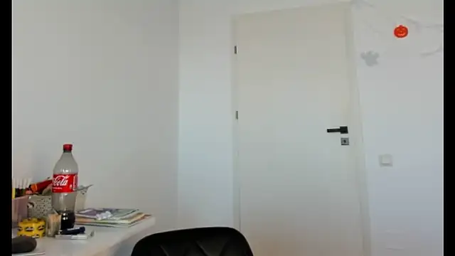 Snapshot of crystalxx18 chatting on 17, 10, 2025 crystalxx18 online show from 17, 10, 2025