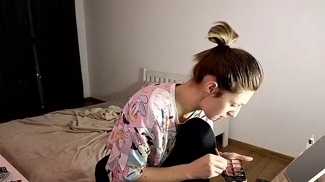 Snapshot of crystalxx18 chatting on 28, 11, 2025 crystalxx18 online show from 28, 11, 2025