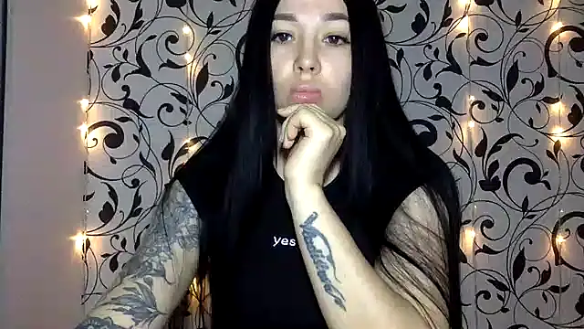 Snapshot of Ivelaa chatting on 3, 11, 2025 Ivelaa online show from 3, 11, 2025