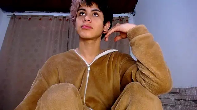 DaraKat18 online show from 5, 4, 2026