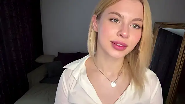 Snapshot of Lil_Elisa chatting on 11, 9, 2025 Lil Elisa online show from 11, 9, 2025