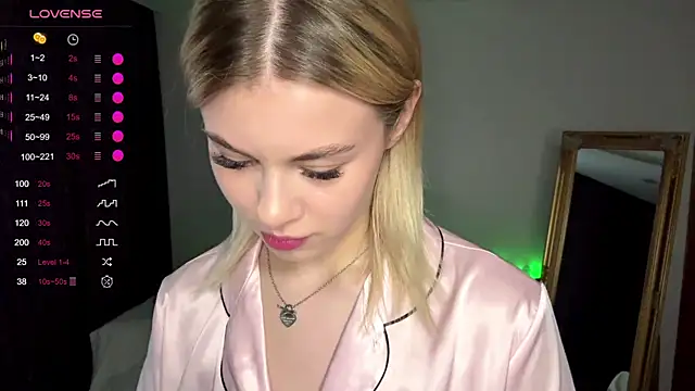 Snapshot of Lil_Elisa chatting on 15, 10, 2025 Lil Elisa online show from 15, 10, 2025