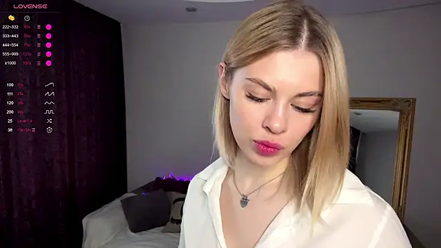 Snapshot of Lil_Elisa chatting on 17, 10, 2025 Lil Elisa online show from 17, 10, 2025