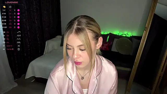 Snapshot of Lil_Elisa chatting on 24, 10, 2025 Lil Elisa online show from 24, 10, 2025
