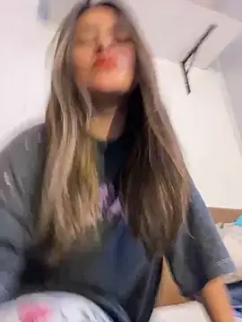 Snapshot of leil_6680 chatting on 17, 11, 2025 leil 6680 online show from 17, 11, 2025