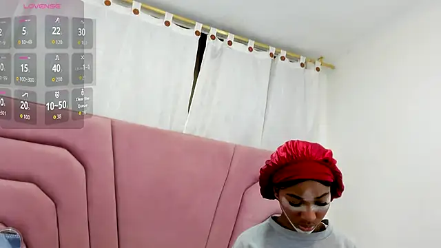 Snapshot of MarianRosse chatting on 27, 10, 2025 MarianRosse online show from 27, 10, 2025