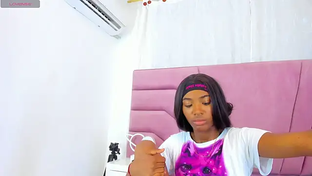 Snapshot of MarianRosse chatting on 11, 11, 2025 MarianRosse online show from 11, 11, 2025