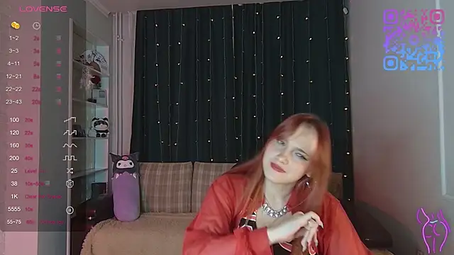 Snapshot of JulyHill chatting on 8, 9, 2025 JulyHill online show from 8, 9, 2025