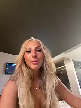 Snapshot of HeidiMae chatting on 7, 10, 2025 HeidiMae online show from 7, 10, 2025