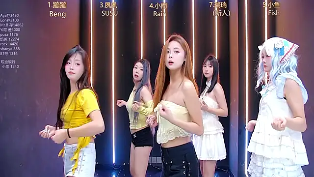 Snapshot of queen-001 chatting on 13, 10, 2025 queen-001 online show from 13, 10, 2025