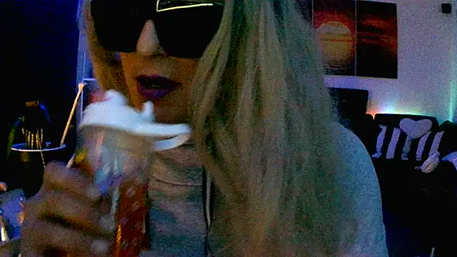 Snapshot of hellgirl1980 chatting on 4, 11, 2025 hellgirl1980 online show from 4, 11, 2025