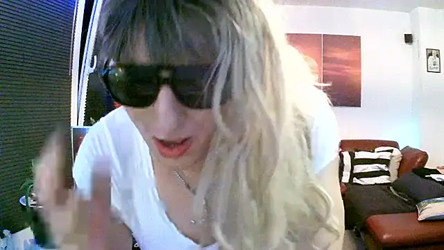 Snapshot of hellgirl1980 chatting on 8, 11, 2025 hellgirl1980 online show from 8, 11, 2025