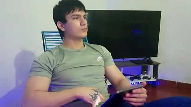 Snapshot of ErickWalton chatting on 22, 10, 2025 ErickWalton online show from 22, 10, 2025