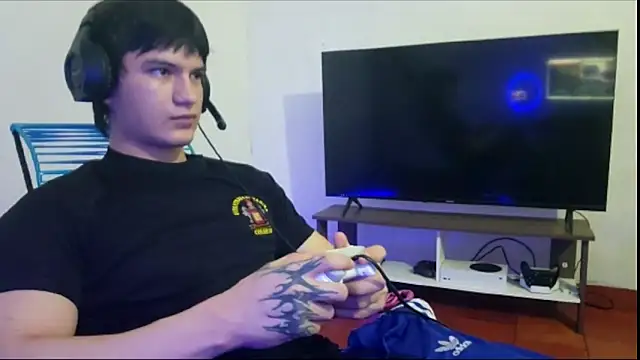 Snapshot of ErickWalton chatting on 28, 10, 2025 ErickWalton online show from 28, 10, 2025