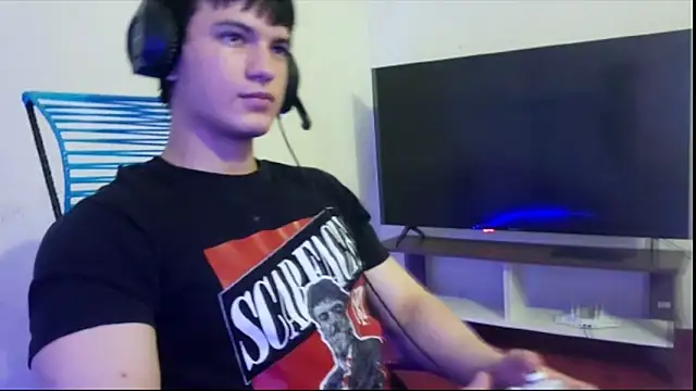 Snapshot of ErickWalton chatting on 14, 11, 2025 ErickWalton online show from 14, 11, 2025