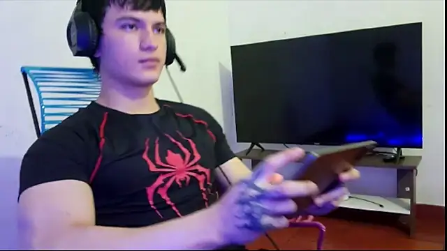 Snapshot of ErickWalton chatting on 18, 11, 2025 ErickWalton online show from 18, 11, 2025