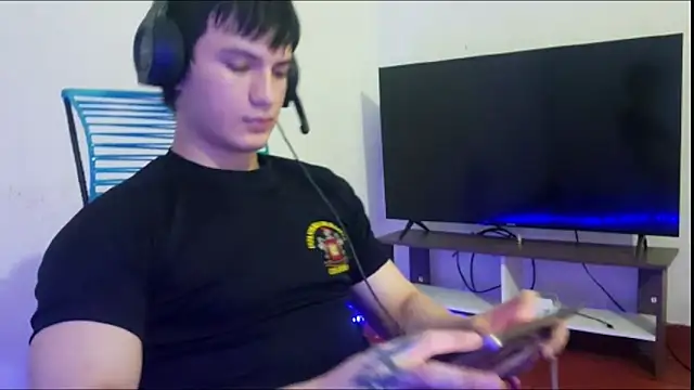 Snapshot of ErickWalton chatting on 19, 11, 2025 ErickWalton online show from 19, 11, 2025