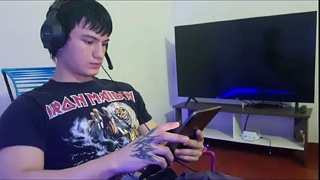 Snapshot of ErickWalton chatting on 23, 11, 2025 ErickWalton online show from 23, 11, 2025