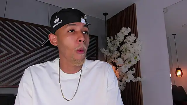 Snapshot of B_Wild chatting on 4, 12, 2025 B Wild online show from 4, 12, 2025