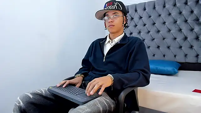 Snapshot of MARSHALL_SPENCER chatting on 4, 12, 2025 MARSHALL SPENCER online show from 4, 12, 2025