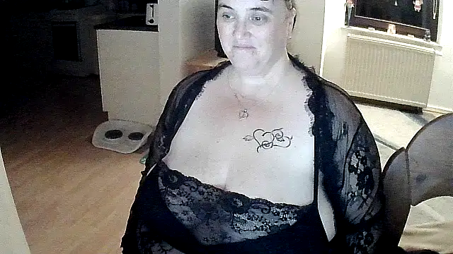 Snapshot of Minou1610 chatting on 10, 11, 2025 Minou1610 online show from 10, 11, 2025