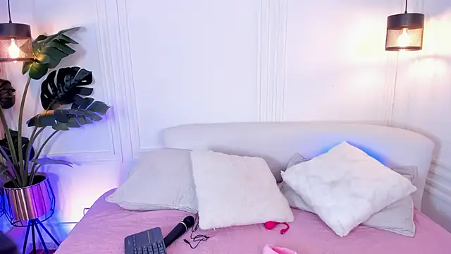 Dafne Hillss online show from 10, 11, 2025