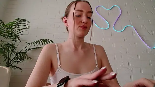 Snapshot of WhitePrincessLuna chatting on 8, 5, 2026 WhitePrincessLuna online show from 8, 5, 2026