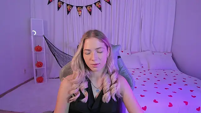 Snapshot of Susan_Mimi chatting on 28, 10, 2025 Susan Mimi online show from 28, 10, 2025