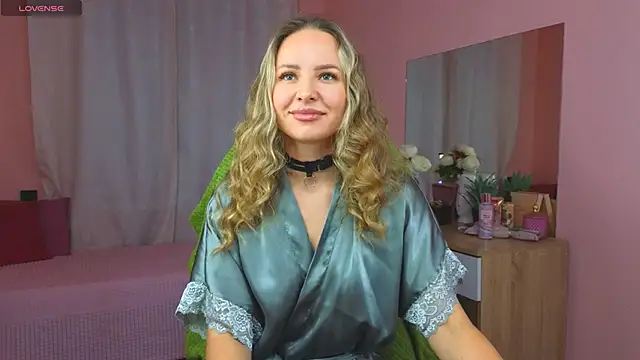 Snapshot of Hloya_Mei chatting on 13, 9, 2025 Hloya Mei online show from 13, 9, 2025